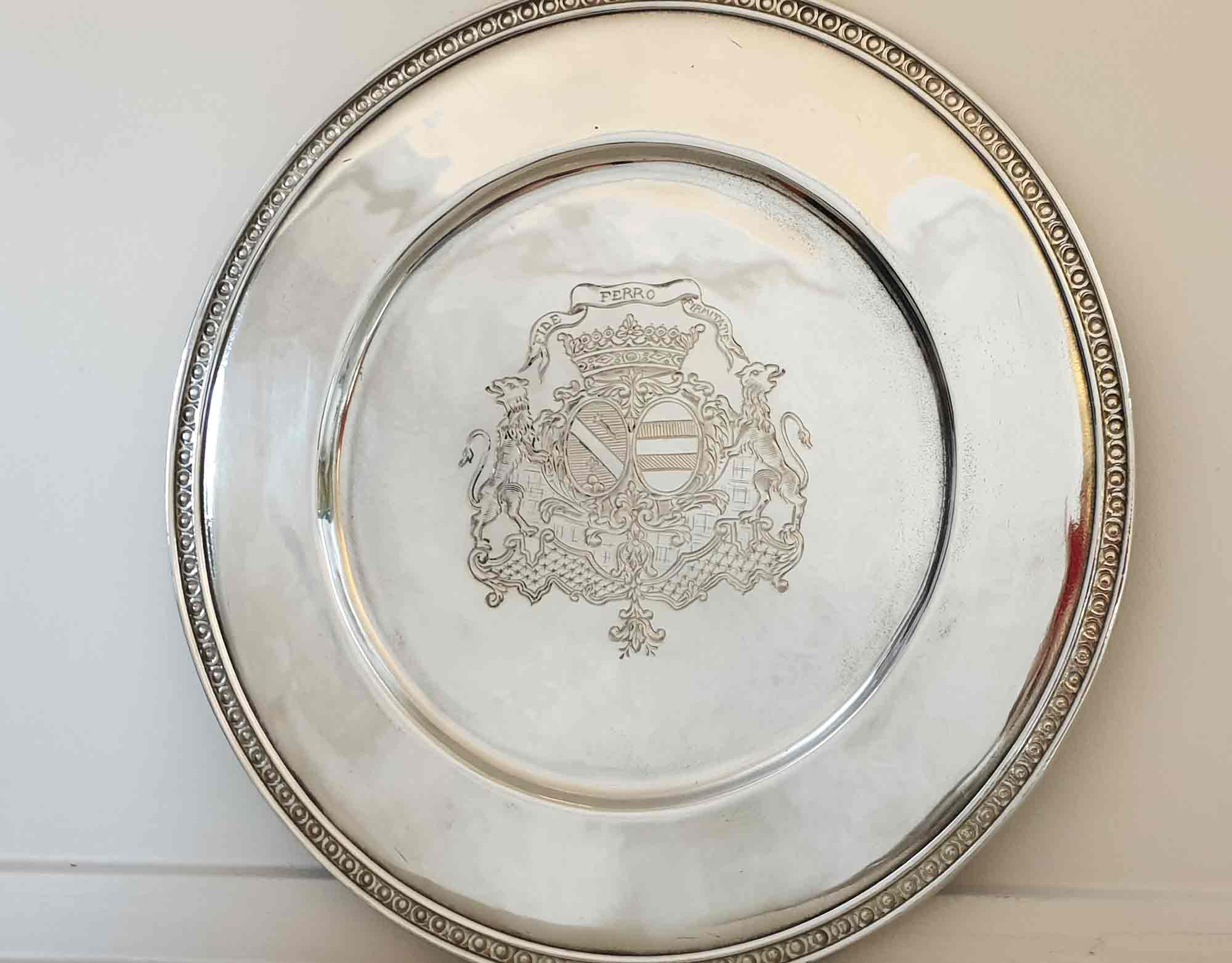 gravure sur assiette heraldique en etain aspect argent massif